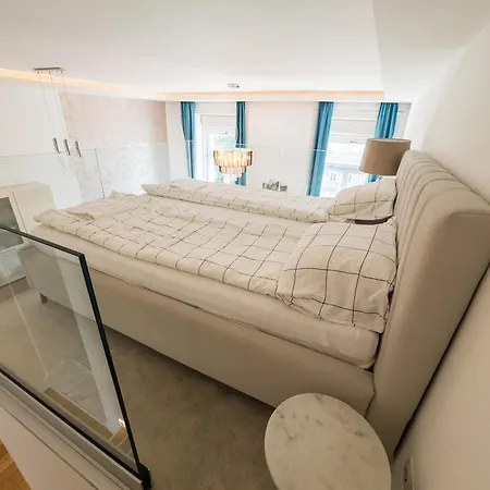 Margaret Bridge Apartment